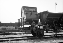 849627 Afbeelding van de kiepwagen (zandwagen) nr. 49000 (type F-v) van de N.S. op het terrein van de hoofdwerkplaats ...